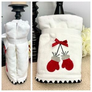 NWT Set of 2 MITTENS Bathroom Hand Towels